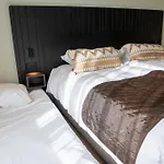 Отель Boutique Herbergh Amsterdam Airport Free Parking