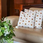 Отель Boutique Herbergh Amsterdam Airport Free Parking