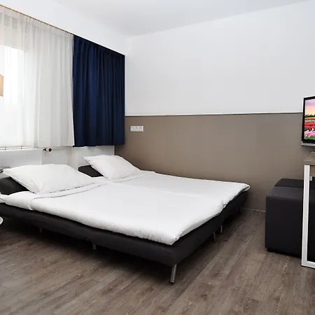 Отель Boutique Herbergh Amsterdam Airport Free Parking 3*